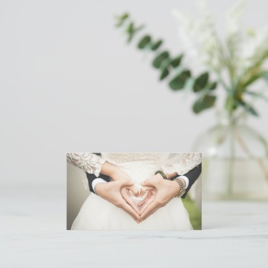 Harten in onze handen bruiloft visitekaartje (Staand voorkant)