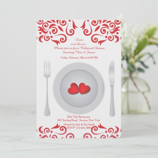 Harten op een Bord repetitie Dinner Invitation Kaart (Staand voorkant)