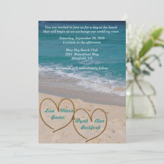 Harten op het strand bruiloft uitnodiging (Staand voorkant)