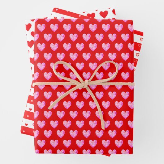 Harten op rood en wit inpakpapier vel (In situ)