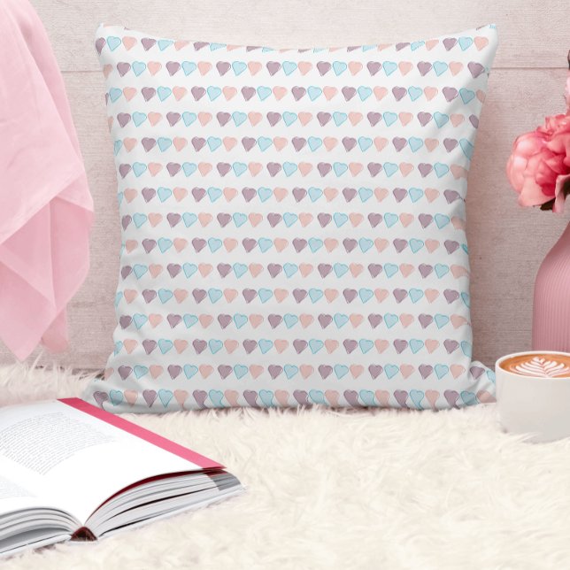 Harten Patroon Roze Blauw Paarse Kussen (A pretty pillow with pink, blue and purple hearts)