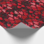 Harten rood en roze op zwarte achtergrond cadeaupapier (Hoek)