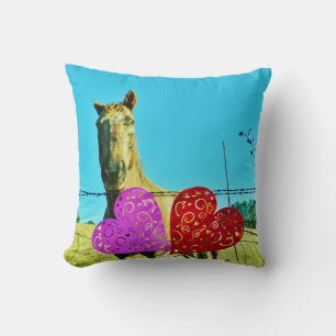 Harten roze en rode en crèmepaarden kussen