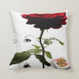 hartenkoningin met roos kussen