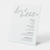 Hartkalligrafie Liefde in het menu Eerste bite-des Reclamebord Met Voetstuk (Voorkant)