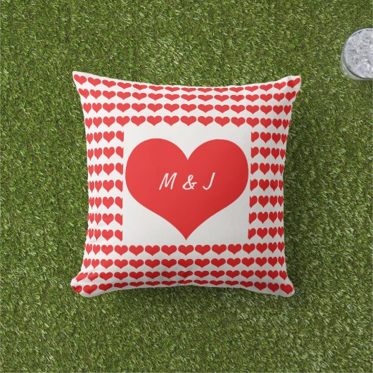 Hartpatronen Monogram Eerste Letter Valentijnscade Buitenkussen (Gras)