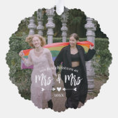 Hartpijlen Eerste Kerstmis Mevrouw Foto Ornament Kaart (Achterkant)