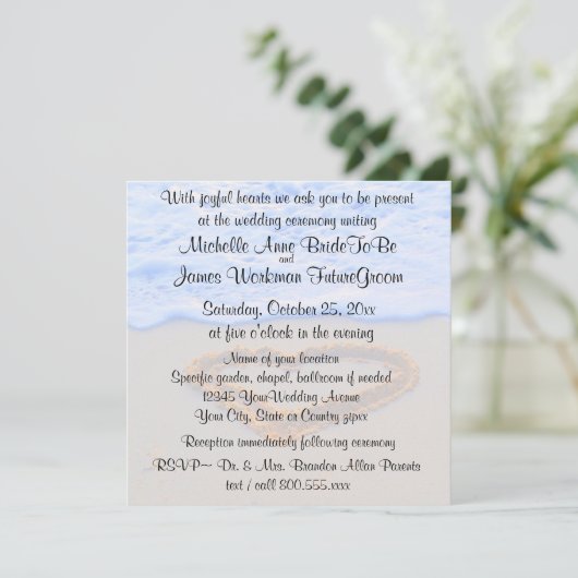 Hartslag in zand-strand bruiloft met RSVP Kaart (Staand voorkant)