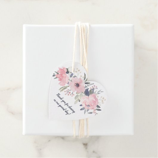 Hartvormig Blush Roze Bloemen op Witte Bruiloft | Bedankjes Labels (In situ)