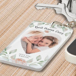 Hartvormig fotoscript beste Nana ooit Sleutelhanger<br><div class="desc">Creëer een hartvormige foto-sleutelhanger voor de BEST NANA EVER (of GRANDMA, GIGI, MIMI, enz. omdat de titel bewerkbaar is) met een roze florale waterverf met een roze accent en bewerkbare tekst in een modern handgeschreven script in houtskool grijs tegen een witte achtergrond. Maakt een gedenkwaardige Moederdag, grootouderdag of verjaardagscadeau voor...</div>