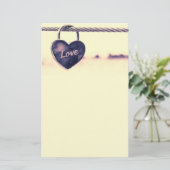 Hartvormig liefdespaasspel bevestigd aan een helli briefpapier (Staand voorkant)
