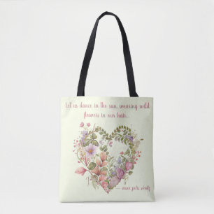 Hartvormige krans van varens en wilde bloemen tote bag