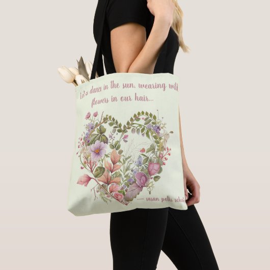 Hartvormige krans van varens en wilde bloemen tote bag (Dichtbij)