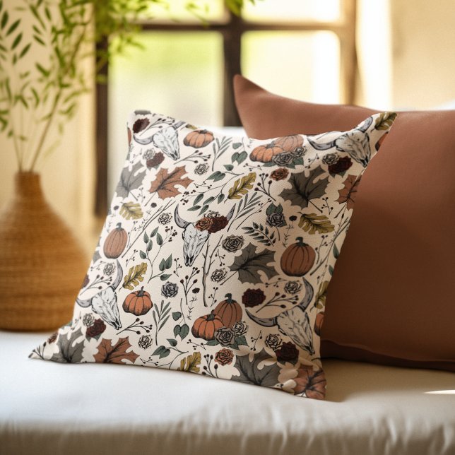 Harvest and Horns Koe Skull Cream Kussen (Elegant Hand-Drawn Fall "Harvest and Horns" Pillow. Cow Skulls, Roses, Pumpkins & Autumn Leaves.)