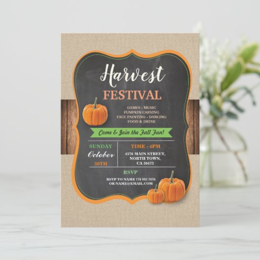 Harvest Festival Pumpkin Rustic Wood Chalk Invite Kaart (Staand voorkant)
