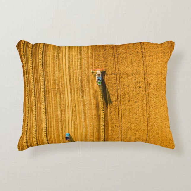 Harvester-machine die in het veld werkt. Combineha Accent Kussen (Voorkant)