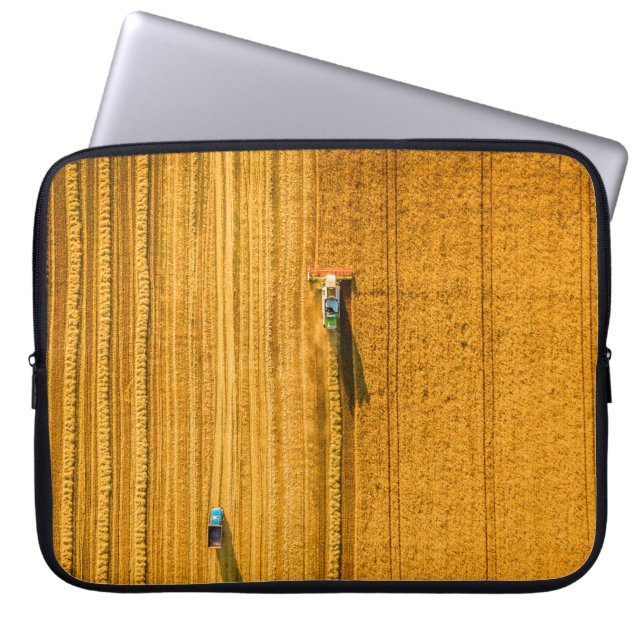 Harvester-machine die in het veld werkt. Combineha Laptop Sleeve (Voorkant)