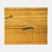 Harvester machine working in field. Combine harves Fleece Deken (Voorkant (Horizontaal))