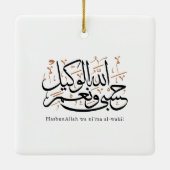 HasbunAllah wa Ni‘ma Al-Wakil – Arabic Thuluth Keramisch Ornament (Achterkant)