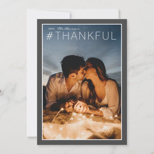 Hashtag #DANKBAAR Houtskool Wit Verticaal Feestdagenkaart (Voorkant)