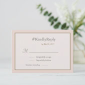 Hashtag gepersonaliseerde blush perzikbruinbruilof kaart (Staand voorkant)