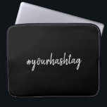 Hashtag | Modern Script Trendy Black Laptop Sleeve<br><div class="desc">Een eenvoudig, stijlvol aangepast hashtag-ontwerp op maat dat gemakkelijk kan worden aangepast aan je favoriete hash die je gebruikt op Twitter, Instagram, Facebook, Pinterest of je andere social media accounts. Maak je eigen #hashtag viraal met dit aangepaste ontwerp! #YourHashtag in modern minimalistisch script, handgeschreven typografie klaar voor je aangepaste label...</div>