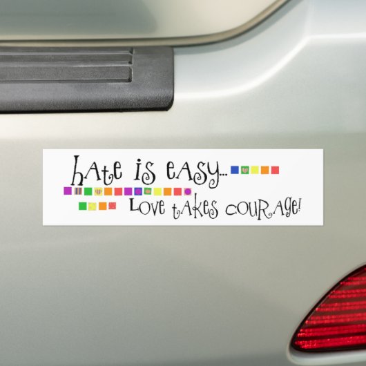 Hate is makkelijk, liefde neemt moed op bumpersticker (Op auto)