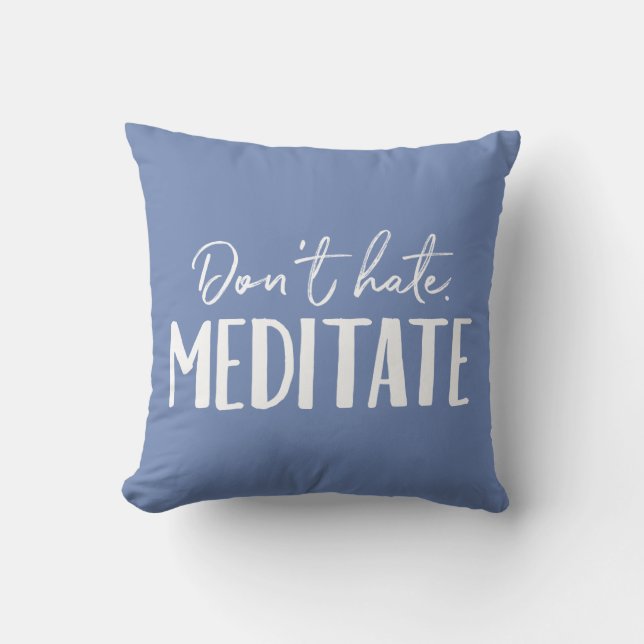 Hate Meditate Typografie niet Kussen (Voorkant)