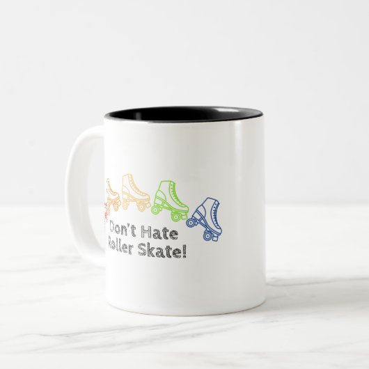 Hate Roller Schaats LGBTQ+ Rainbow Derby niet hate Tweekleurige Koffiemok (Voorkant links)