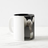 Haunches van het porselein, op grijze achtergrond tweekleurige koffiemok (Voorkant links)