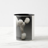 Haunches van het porselein, op grijze achtergrond tweekleurige koffiemok (Center)