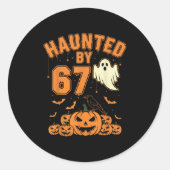 Haunted By 67 – Funny Ghost And Pumpkin Halloween Ronde Sticker (Voorkant)
