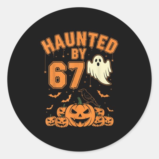 Haunted By 67 – Funny Ghost And Pumpkin Halloween Ronde Sticker (Voorkant)