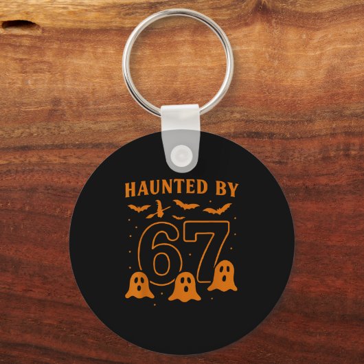 Haunted By 67 Meme Halloween Ghost Graphic Sleutelhanger (Voorkant)