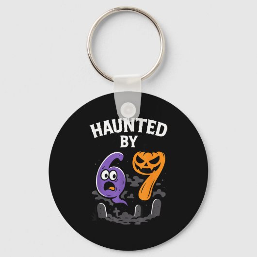 Haunted By 67 – Y Ghost And Pumpkin Halloween Cost Sleutelhanger (Voorkant)