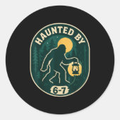 Haunted By 6-7 Bigfoot Lantern Halloween Badge  Ronde Sticker (Voorkant)