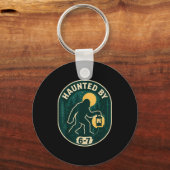Haunted By 6-7 Bigfoot Lantern Halloween Badge  Sleutelhanger (Voorkant)