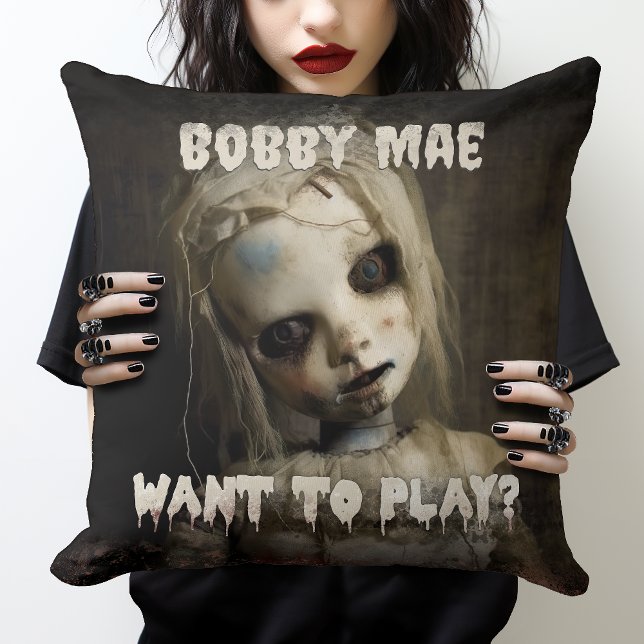 Haunted Doll 80s Horror Film Demon Bezit Kussen (Get creeped out with a haunted doll cushion. Love 80s Possessed Doll Horror Movies? This is the one.)