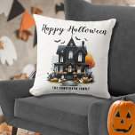 Haunted House Halloween Kussen<br><div class="desc">Voeg een speelse en gezellige touch toe aan je Halloween-decor met dit leuke en feestelijke kussen. Met een eenvoudig zwart-wit ontwerp toont het kussen een spookhuis met oranje accenten van een spookachtige boom, pompoenen en jack-o-lantaarns. Schattigee spook- en vleermuisdetails maken de grillige look compleet, samen met een mix van eenvoudige...</div>