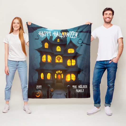 Haunted House Happy Halloween familienaam | Jaar Fleece Deken (In situ)
