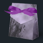 Haunted Paarse Mist Sky met Ravens Gothic Favor Bo Bedankdoosjes<br><div class="desc">Een gothic partij gunt een doos met een Halloween hemel met paarse,  misty kale bomen langs een donkergehakte weg,  gothische ravens en een troebele volle maan. Verleen je feest,  bruiloft of open koffiefeest.</div>