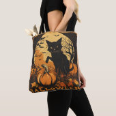 Haunting Black Cat op pompoen met maan en vleermui Tote Bag (Dichtbij)