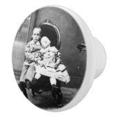 Haunting Vintage Sibling Portrait  Keramische Knop (Rechts)