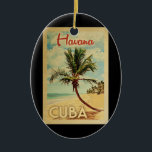 Havana Cuba Palm Tree Vintage Travel Keramisch Ornament<br><div class="desc">Een unieke retro middeleeuwse moderne Havana Cuba-kunst in de klassieke stijl van het poster. Het bevat een gebogen palmboom op zandige stranden met oceaan onder een blauwe troebele hemel.</div>