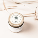 Havana Palm Wedding Ronde Sticker<br><div class="desc">Op eilanden gepersonaliseerde trouwbonbakkers zijn ontworpen om te passen aan ons collectie van de uitnodiging voor de bruiloft van Havana Palm,  met de naam van het paar en de trouwdatum in elegante houtskool grijze letters die een  geëtste palmboom omgeven,  in gekkenen jager groen voor een eiland  vibe.</div>