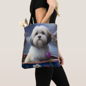 Havanees op een peddel: een Schilderachtig avontuu Tote Bag (Dichtbij)