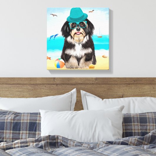 Havanese Dog op strand Canvas Afdruk (Insitu (Slaapkamer))