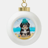 Havanese Dog op strand Keramische Bal Ornament (Voorkant)