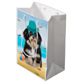 Havanese Dog op strand Medium Cadeauzakje (Voorkant Gekanteld)