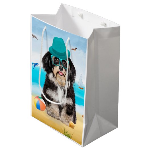 Havanese Dog op strand Medium Cadeauzakje (Voorkant Gekanteld)